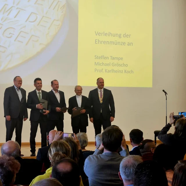 🏅 Große Ehre für unseren Präsidenten! 🏅
Am Sonnabend, 22. März 2025, wurde unser Präsident Steffen Tampe mit der Ehrenmünze der Landeshauptstadt Dresden ausgezeichnet! 🎉
In einem feierlichen Festakt im Neuen Rathaus überreichte Oberbürgermeister Dirk Hilbert die Auszeichnung an insgesamt zehn verdienstvolle Persönlichkeiten – darunter unser Steffen, der sich seit vielen Jahren mit unermüdlichem Einsatz für den Verein, den Stadtteil und den Dresdner Sport engagiert 💪❤️
Wir sind sehr stolz und sagen: Danke, Steffen! Für deine Leidenschaft, dein Herz fürs Ehrenamt und alles, was du für Motor Mickten und unsere Stadt tust!
📢 Du willst sehen, wie gelebtes Ehrenamt gewürdigt wird? Dann klick dich ins Video zur Ehrung unseres Präsidenten Steffen Tampe!
👉 https://youtu.be/N-eO6-jUp1E
Und wenn du auch Teil einer starken Gemeinschaft sein willst: Werde aktiv, melde dich bei uns, mach mit, sei Motor! 💪
#MotorMickten #Ehrenmünze #Dresden #Ehrenamt #DankeSteffen