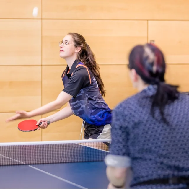 🏓 Neue inklusive Tischtennisgruppe startet!
Ab dem 05.05.2025 bieten wir eine weitere Trainingsgruppe an – direkt im Anschluss an unsere bewährte Tischtennis Grenzenlos-Gruppe.
Trainingszeit: 20:30 – 21:30 Uhr
Ort: Einfeldhalle Gymnasium Pieschen, Erfurter Straße 2
Übungsleitung: Roberto Koch
Mit dieser zweiten Gruppe schaffen wir noch mehr Raum für gemeinsames, inklusives Sporttreiben – für alle, die Spaß an Tischtennis haben, egal ob mit oder ohne Behinderung.
💬 Erzählt es weiter, bringt Freund*innen mit oder schaut einfach mal vorbei!
#Inklusion #MOVE#SportFürAlle#TischtennisGrenzenlos