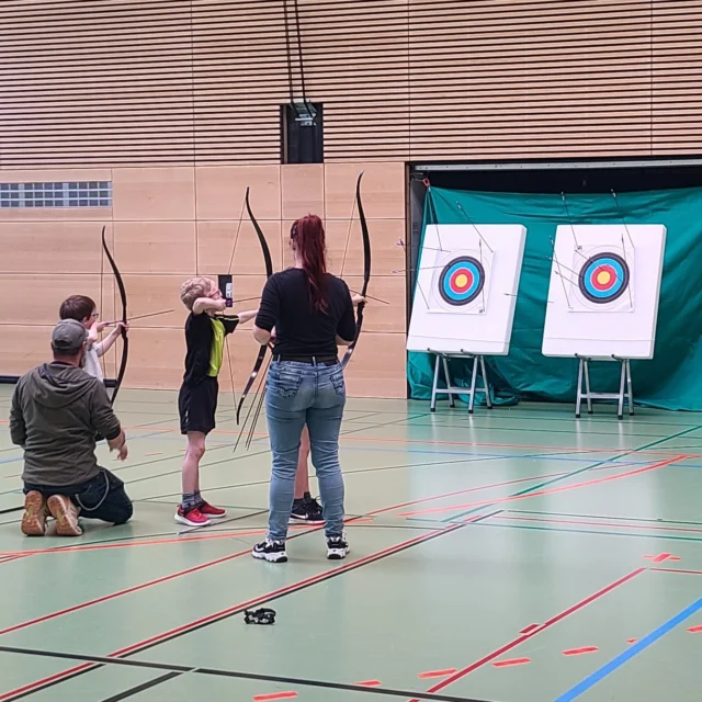ENDLICH BOGENSCHIEßEN!
Mit viel Spaß, Teamgeist und Begeisterung ist unsere inklusive Bogenschießgruppe für Kinder & Jugendliche gestartet – und das Beste: Es sind noch Plätze frei! 🙌🏹
Dienstags | 16–17 Uhr
Turnhalle 145. Oberschule | Gehestraße 2
Für alle von 10–16 Jahren, mit oder ohne Beeinträchtigung – Hauptsache, du hast Lust, was Neues auszuprobieren!
Konzentration trainieren, Selbstvertrauen stärken und gemeinsam richtig Spaß haben – Bogenschießen verbindet!
Anmeldung & Fragen: fb@motor-mickten.de
Wir freuen uns auf euch!
#MotorMickten #Inklusion #MOVE# #SportFürAlle #Bogenschießen