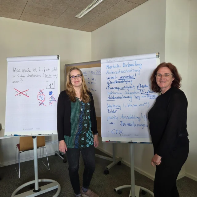 Berlin | Fortbildung für gelebte Inklusion
Unsere Mitarbeiterinnen der Geschäftsstelle waren beim Seminar „Gelebte Inklusion – Professioneller Umgang mit menschlicher Vielfalt“ in Berlin dabei – mit vielen wertvollen Impulsen im Gepäck! 💡
Im Fokus:
🤝 Diversität und Inklusion im (Arbeits-)Alltag
🔍 Reflexion des eigenen Arbeitsplatzes – wo und wie kann/muss Inklusion gelingen?
🗣️ Kommunikation: inklusiv, respektvoll und offen
🧠 Eigene Vorurteile erkennen – und loslassen
Ein großes Dankeschön an Referentin Petra Schwarz für die inspirierende und praxisnahe Weiterbildung! 🙏👏
👉 Unser Ziel: Vielfalt nicht nur zu akzeptieren, sondern aktiv zu leben – im Team, im Verein, im Miteinander. Denn gelebte Inklusion beginnt bei jedem Einzelnen! 💬❤️
#MotorMickten #Inklusion #MOVE# #SportFürAlle #DankePetraSchwarz
