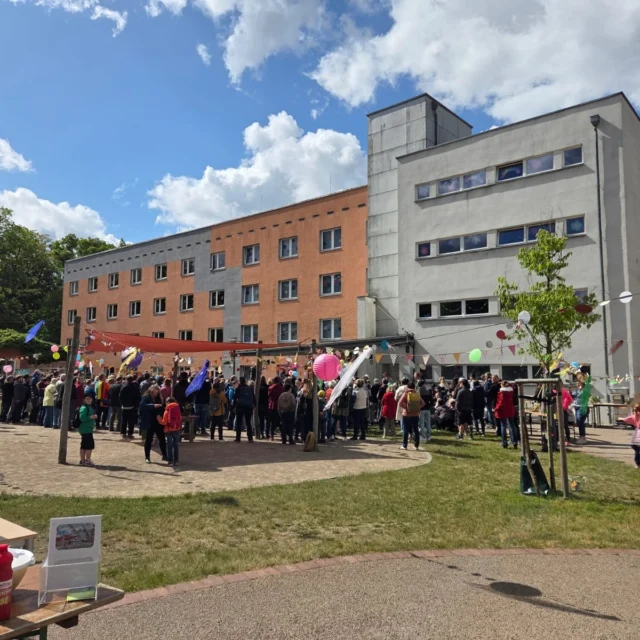 Motor Mickten vor Ort – Sport verbindet!
Gleich zwei bewegende Veranstaltungen durften wir in den letzten Tagen begleiten – mit jeder Menge Spiel, Spaß und gelebter Inklusion:
🏫 Beim Sporttag des Förderzentrums „Prof. Dr. Rainer Fetscher“ – Schule für Körperbehinderte konnten wir unsere inklusiven Sportangebote vorstellen und gemeinsam mit den Schüler*innen sportlich aktiv werden.
👶 Und auch bei der Kita Concordia stand alles im Zeichen von Bewegung: Beim fröhlichen Sportfest für die Kleinsten präsentierten wir kindgerechte Bewegungsangebote und unser Konzept „Sport für alle“ – von Anfang an.
Wir sagen Danke für die Einladung, das Vertrauen und die tolle Zusammenarbeit! Es ist uns eine Herzensangelegenheit, Sport, Gemeinschaft und Teilhabe für alle erlebbar zu machen. 🌟
📌 Mehr zu inklusiven Angeboten in Dresden findet ihr auf: www.inklusionssport-dresden.de
📩 Kontakt: sv@motor-mickten.de
#MotorMickten #MOVE#SportFürAlle #InklusionImSport #FörderzentrumRainerFetscher #KitaConcordia #InklusiverSport #Sportfest #BewegungFürAlle