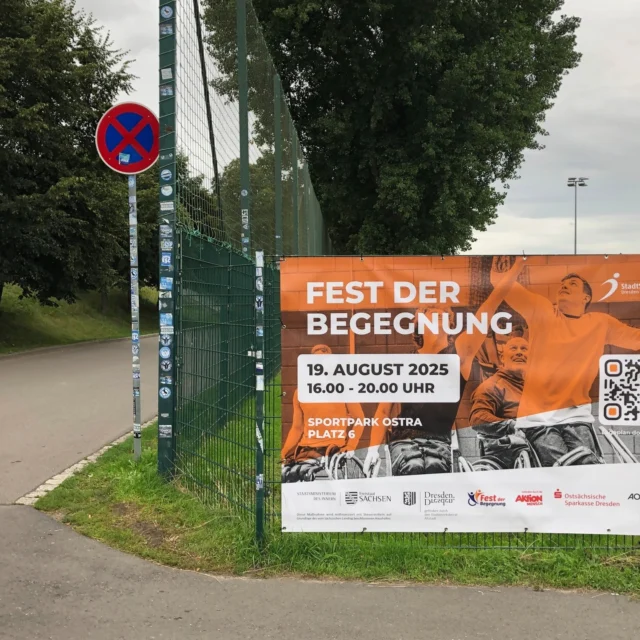 Habt ihr es schon gesehen? 👀
Im Sportpark Ostra am Elberadweg/Höhe JOYNEXT Arena hängt jetzt ein großes Banner – das „Fest der Begegnung“ rückt näher! 🎉

📅 Am 19. August feiern wir gemeinsam ein inklusives Sportfest voller Vielfalt, Begegnung & Bewegung.
Mit dabei:
⚽ ein inklusives Fußballturnier
🚐 das Inklusionsmobil des Deutschen Behindertensportverbandes
🎶 ein Bühnenprogramm, begleitet von Radio Dresden
🤝 und viele Mitmachangebote für Klein & Groß!

📍 Wo? Natürlich direkt am Ostragehege – schaut vorbei, entdeckt das Banner und merkt euch den Termin! 💛

#FestDerBegegnung #Dresden #Inklusion #Move#MotorMickten #stadtsportbunddresden