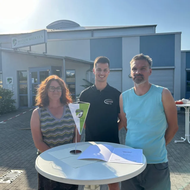 🏅 Engagement in Bronze für Wolf Seiter! 🎉
Beim Ehrenamtsgrillen überraschten Marko Arsenijevic und Markus Jahn vom Landessportbund Sachsen / „Integration durch Sport“ unseren Wolf mit der Auszeichnung „Engagement in Bronze“ – für sein Herzblut im Projekt „Wir sind am Ball“.

Seit 2019 macht er jeden Dienstag Sport mit Kindern aus den Dresdner Erstaufnahmeeinrichtungen – mit Geduld, Kreativität und Herzenswärme. 💛
Hier zählt nicht Leistung, sondern Freude, Begegnung und Gemeinschaft.

Danke, Wolf! 🙌

#IntegrationDurchSport #Ehrenamt #WirSindAmBall #Dankeschön #SportVerbindet #MotorMickten