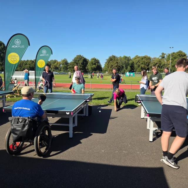 Fest der Begegnung im Ostragehege – wir waren dabei!

Ein Tag voller schöner Begegnungen, sportlicher Highlights und guter Stimmung:
🏐 Zum ersten Mal haben wir unser neues Sitzvolleyballfeld eingeweiht.
🏹 Beim Bogenschießen kam echte Konzentration auf.
🏓 Und auch am Tischtennis-Tisch ging’s ordentlich zur Sache.

Auf der Bühne haben unsere Tanzkids und die BEATS-Gruppe das Publikum begeistert – echte Gänsehaut-Momente.
Besonders gefreut hat uns außerdem das Interview mit unserem Fachbereichsleiter Matthias bei Radio Dresden 🎙️ – wer hat’s gehört?

Danke an alle, die diesen Tag mit uns gefeiert haben. Ihr habt das Fest lebendig gemacht!

#FestDerBegegnung #MOVE#MotorMickten #StadtSportBundDresden#RadioDresden