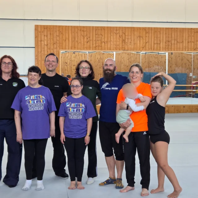 Inklusion im Turnen – mehr als nur ein Schlagwort!
Gestern in Riesa haben wir gezeigt, wie gelebte Inklusion aussieht: Auf der Matte standen Sportlerinnen und Trainerinnen aus den USA 🇺🇸, Sachsen und unserem Verein. Gemeinsam haben wir über inklusives Training, Bewertungssysteme, Wettkämpfe und Unterschiede zwischen Ländern gesprochen – aber vor allem miteinander trainiert. 🤸‍♀️
Highlight: Unsere Trainer:innen konnten direkt mit den Athletinnen üben, Erfahrungen sammeln und Tipps für den Umgang mit Sportlerinnen mit Downsyndrom bekommen. 🙌
Zum Abschluss gab’s noch eine Überraschung – die Mädels vom Chattooga Gymnastics Club zeigten uns coole Reifentricks aus der Rhythmischen Sportgymnastik. 🪭🔥
Ein Tag voller Austausch, Lachen und echter Inklusion. Danke an alle, die dabei waren! 
Die ersten Schritte für eine inklusive Sportgruppe im Turnen sind getan!! Wir freuen uns auf mehr.

#Inklusion #TurnenFürAlle #MotorMickten#MOVE
