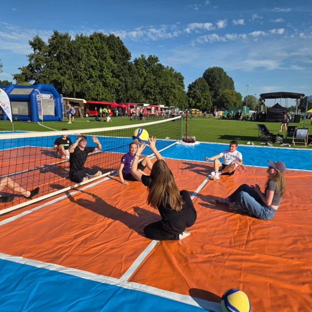 🎉 Wir waren dabei! 🎉
Am Samstag, 20.9., im Sportpark Ostra beim Dresden Sportsday haben wir mit viel Spaß und Teamgeist Sitzvolleyball gespielt 🏐💪.
Unsere Aktion stieß auf reges Interesse – viele Besucher:innen haben die Gelegenheit genutzt und Sitzvolleyball selbst ausprobiert! 🤝✨
Ein tolles Erlebnis, das zeigt: Sport verbindet – egal ob mit oder ohne Handicap!
Vielen Dank an alle Organisator:innen, Spieler:innen und Fans für diesen inklusiven und sportlichen Tag! 💙💛
#InklusionImSport #Sitzvolleyball #MOVE#MotorMickten#DresdenSportsday #SportFürAlle