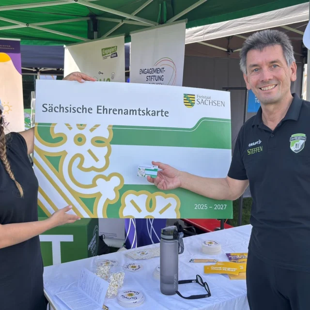 ✨ Ehrenamt verdient Anerkennung! ✨
Unser Präsident Steffen Tampe hat vergangenen Samstag bei den Dresden Sportdays die Gelegenheit genutzt, sich die Sächsische Ehrenamtskarte ausstellen zu lassen. 🎫💙
Stellvertretend für alle unsere ehrenamtlich Engagierten möchten wir an dieser Stelle ein großes Dankeschön sagen:
Ohne euren Einsatz wäre unser Vereinsleben nicht das, was es ist – ihr seid das Herz von Motor Mickten! 💪⚽️🤝
#Ehrenamt #Dankeschön #MotorMickten #Sportvereint
