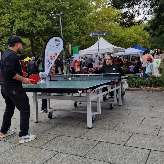 ✨ Interkulturelle Tage 2025 ✨
Am Wochenende haben wir beim Interkulturelles Straßenfest auf dem Jorge-Gomondai-Platz mit unserer Tischtennis-Aktion mitgemischt 🏓🎉
Die Stimmung war einfach fantastisch – viele Besucherinnen und Besucher haben vorbeigeschaut, mitgespielt und gemeinsam gefeiert. 🌍🤝
Ein riesiges Dankeschön an alle, die dabei waren und diesen Tag so besonders gemacht haben! 💙
#InterkulturelleTage #MOVE #Tischtennis #SportVerbindet