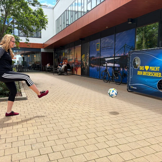⚽️ Heute bei EDEKA Zschabran – Motor Mickten ist vor Ort! 💙🤍

Kommt vorbei und stellt euer Können beim Torwandschießen unter Beweis! 🎯

🏆 Es gibt kleine Preise zu gewinnen und jede Menge Spaß für Groß und Klein.

📍 EDEKA Zschabran

Wir freuen uns auf euren Besuch – kommt vorbei und macht mit! 🙌

#MotorMickten #EDEKAZschabran #Torwandschießen #Dresden #Vereinsleben #SportMachtSpaß #GemeinsamAktiv