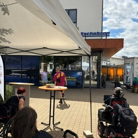 ⚽ Ein sportlicher Nachmittag beim EDEKA-Event! 💙💛

Von 13:00 bis 17:00 Uhr durften wir als Motor Mickten das Torwandschießen mit unseren Übungsleitern begleiten und betreuen. Zahlreiche Besucher stellten ihr Können unter Beweis und hatten die Chance, tolle Preise zu gewinnen.

🥅 Ein echtes Highlight: Ein Teilnehmer versenkte starke 5 von 6 Schüssen!

Unser Stand war durchgehend bestens besucht und die Begeisterung war bei Groß und Klein spürbar. Es hat uns viel Freude gemacht, gemeinsam mit EDEKA Zschabran für einen sportlichen und abwechslungsreichen Nachmittag zu sorgen.

Vielen Dank an EDEKA Zschabran für die Zusammenarbeit und an alle Besucher, die mitgemacht und für eine tolle Atmosphäre gesorgt haben! Wir freuen uns schon auf das nächste gemeinsame Event. 🙌

#MotorMickten #EDEKA #Torwandschießen #SportVerbindet #Fußball #GemeinsamAktiv #Dresden