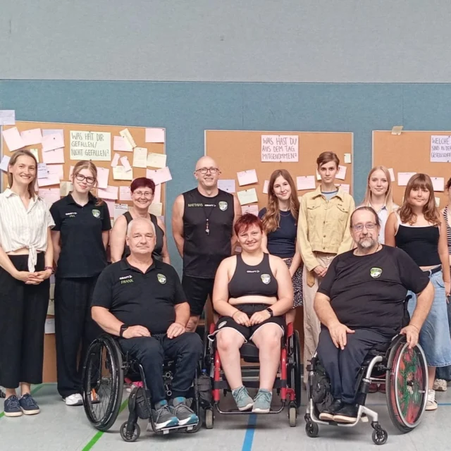 Gemeinsam bewegen – gemeinsam begegnen🏃‍♀️🤝

Am 30.06.2026 fand unser Sport- und Begegnungstag ganz im Zeichen von Bewegung, Respekt, Vielfalt und Perspektivwechsel statt. An Stationen wie Goalball, Sitzvolleyball, Rollstuhlparcours sowie in Workshops zu Kinderrechten, Gleichberechtigung und Menschenwürde konnten die Teilnehmenden neue Erfahrungen sammeln und gemeinsam über den Sport hinaus wichtige Werte erleben.
Ein herzliches Dankeschön geht an das Pestalozzi-Gymnasium und insbesondere an die AG Schule ohne Rassismus – Schule mit Courage für die vertrauensvolle Zusammenarbeit bei der Planung und Durchführung dieses besonderen Tages. 
#GemeinsamBewegen #GemeinsamBegegnen #Vielfalt #Respekt #Inklusion #IntegrationdurchSport#SportVerbindet