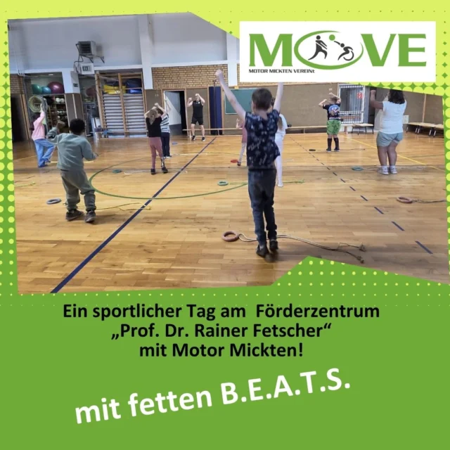 Sporttage, Bewegung und jede Menge Spaß!

Das Förderzentrum „Prof. Dr. Rainer Fetscher“ – Schule für Körperbehinderte veranstaltete Sporttage, um ihren Schülerinnen und Schülern verschiedene Möglichkeiten des Vereinssports näherzubringen. Wir von Motor Mickten waren mit dabei und haben die Gelegenheit genutzt, unser inklusives Angebot BEATS vorzustellen.

BEATS steht für Basic, Ehrgeiz, Ausdauer, Toleranz und Spaß mit Musik – und genau das war an diesem Tag zu erleben! 

In zwei Gruppen tanzten die Kinder mit und ohne Rollstuhl zu fetten Beats und folgten mit viel Begeisterung den Bewegungen unseres Übungsleiters Matthias. Dabei standen nicht Leistung oder Einschränkungen im Mittelpunkt, sondern gemeinsames Bewegen, Musik und vor allem jede Menge Spaß. 

Es war großartig zu sehen, mit welcher Freude die Kinder dabei waren. Wir hoffen, dass wir einige von ihnen bald bei Motor Mickten wiedersehen und sie gemeinsam mit anderen Kindern bei uns Sport treiben, tanzen und Spaß an Bewegung haben.

Denn Sport ist für alle da!

#MotorMickten #BEATS #MOVE #Inklusion #InklusiverSport #SportFürAlle #GemeinsamBewegen #Tanzen #Vereinssport #Dresden